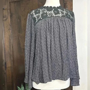 Mystree long sleeve lace neck blouse women’s Size Large 100% rayon wide sleeve